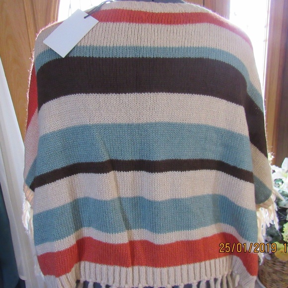 JB669. Beautiful Poncho - Picture 2 of 5
